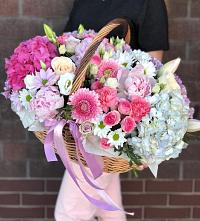 Цветочная композиция из Розы, Хризантемы, Пионы и Лизиантусы в корзине в Махачкале