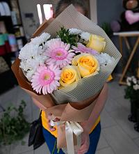 Букет цветов из:  Герберы, Розы и Хризантемы в Махачкале