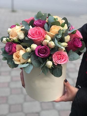 Цветочная композиция из Розы в шляпной коробке в Махачкале