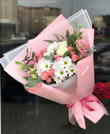 Букет цветов из: Розы, Лизиантусы и Хризантемы в Махачкале